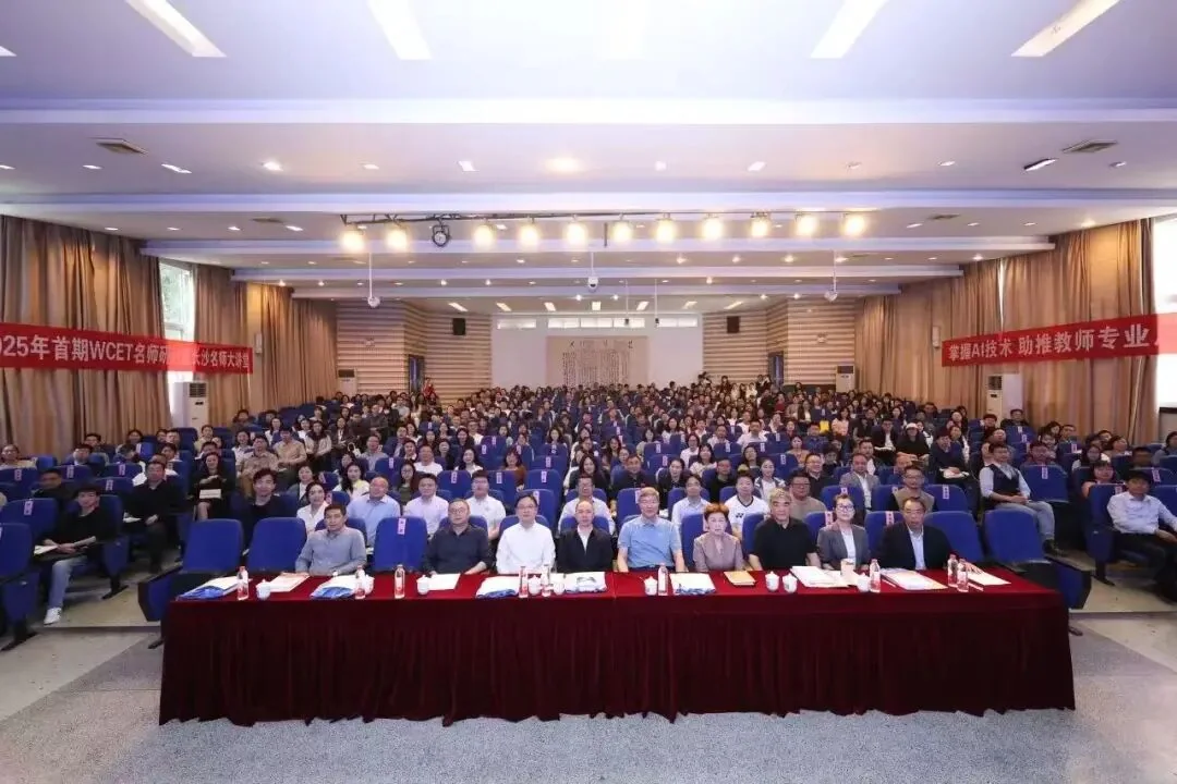 国科英才科创学院信奥活动现场合影